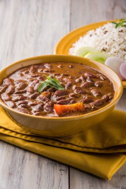 pişmiş kırmızı barbunya fasulyesi köri ve pişmiş basmati pirinç, rajma chawal veya rajma pirinç, geleneksel Kuzey Hint öğle, akşam yemeği veya kahvaltı menüsü