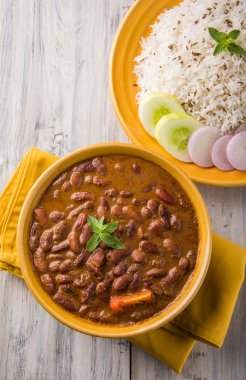 pişmiş kırmızı barbunya fasulyesi köri ve pişmiş basmati pirinç, rajma chawal veya rajma pirinç, geleneksel Kuzey Hint öğle, akşam yemeği veya kahvaltı menüsü