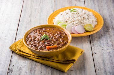 pişmiş kırmızı barbunya fasulyesi köri ve pişmiş basmati pirinç, rajma chawal veya rajma pirinç, geleneksel Kuzey Hint öğle, akşam yemeği veya kahvaltı menüsü