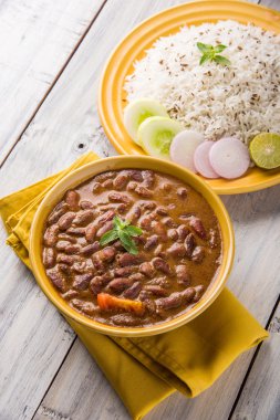 pişmiş kırmızı barbunya fasulyesi köri ve pişmiş basmati pirinç, rajma chawal veya rajma pirinç, geleneksel Kuzey Hint öğle, akşam yemeği veya kahvaltı menüsü
