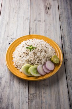 pişmiş kırmızı barbunya fasulyesi köri ve pişmiş basmati pirinç, rajma chawal veya rajma pirinç, geleneksel Kuzey Hint öğle, akşam yemeği veya kahvaltı menüsü