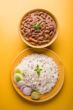 pişmiş kırmızı barbunya fasulyesi köri ve pişmiş basmati pirinç, rajma chawal veya rajma pirinç, geleneksel Kuzey Hint öğle, akşam yemeği veya kahvaltı menüsü