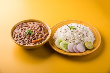 pişmiş kırmızı barbunya fasulyesi köri ve pişmiş basmati pirinç, rajma chawal veya rajma pirinç, geleneksel Kuzey Hint öğle, akşam yemeği veya kahvaltı menüsü