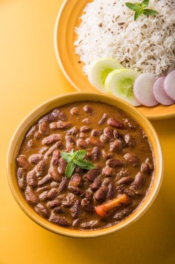 pişmiş kırmızı barbunya fasulyesi köri ve pişmiş basmati pirinç, rajma chawal veya rajma pirinç, geleneksel Kuzey Hint öğle, akşam yemeği veya kahvaltı menüsü