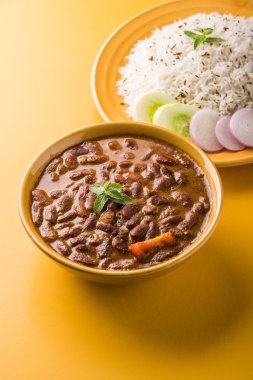 pişmiş kırmızı barbunya fasulyesi köri ve pişmiş basmati pirinç, rajma chawal veya rajma pirinç, geleneksel Kuzey Hint öğle, akşam yemeği veya kahvaltı menüsü