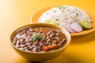 pişmiş kırmızı barbunya fasulyesi köri ve pişmiş basmati pirinç, rajma chawal veya rajma pirinç, geleneksel Kuzey Hint öğle, akşam yemeği veya kahvaltı menüsü