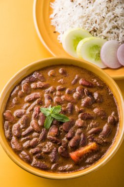pişmiş kırmızı barbunya fasulyesi köri ve pişmiş basmati pirinç, rajma chawal veya rajma pirinç, geleneksel Kuzey Hint öğle, akşam yemeği veya kahvaltı menüsü