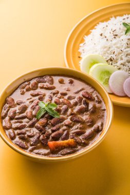 pişmiş kırmızı barbunya fasulyesi köri ve pişmiş basmati pirinç, rajma chawal veya rajma pirinç, geleneksel Kuzey Hint öğle, akşam yemeği veya kahvaltı menüsü