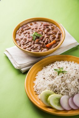 pişmiş kırmızı barbunya fasulyesi köri ve pişmiş basmati pirinç, rajma chawal veya rajma pirinç, geleneksel Kuzey Hint öğle, akşam yemeği veya kahvaltı menüsü