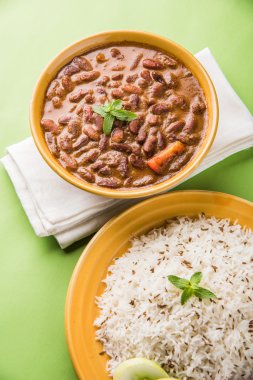 pişmiş kırmızı barbunya fasulyesi köri ve pişmiş basmati pirinç, rajma chawal veya rajma pirinç, geleneksel Kuzey Hint öğle, akşam yemeği veya kahvaltı menüsü