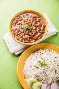 pişmiş kırmızı barbunya fasulyesi köri ve pişmiş basmati pirinç, rajma chawal veya rajma pirinç, geleneksel Kuzey Hint öğle, akşam yemeği veya kahvaltı menüsü