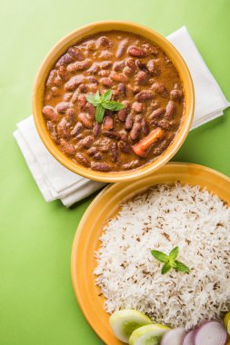 pişmiş kırmızı barbunya fasulyesi köri ve pişmiş basmati pirinç, rajma chawal veya rajma pirinç, geleneksel Kuzey Hint öğle, akşam yemeği veya kahvaltı menüsü