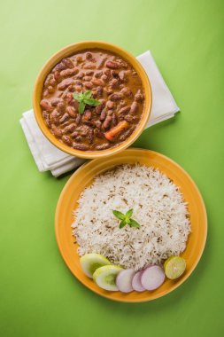 pişmiş kırmızı barbunya fasulyesi köri ve pişmiş basmati pirinç, rajma chawal veya rajma pirinç, geleneksel Kuzey Hint öğle, akşam yemeği veya kahvaltı menüsü