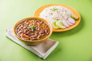 pişmiş kırmızı barbunya fasulyesi köri ve pişmiş basmati pirinç, rajma chawal veya rajma pirinç, geleneksel Kuzey Hint öğle, akşam yemeği veya kahvaltı menüsü