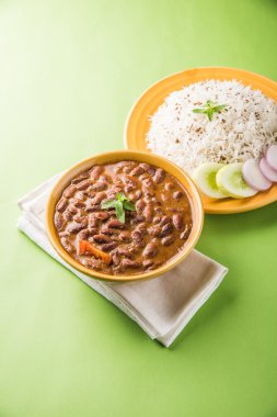 pişmiş kırmızı barbunya fasulyesi köri ve pişmiş basmati pirinç, rajma chawal veya rajma pirinç, geleneksel Kuzey Hint öğle, akşam yemeği veya kahvaltı menüsü
