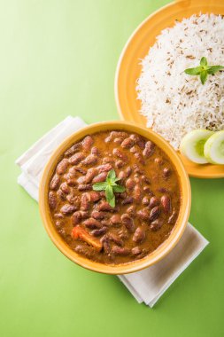 pişmiş kırmızı barbunya fasulyesi köri ve pişmiş basmati pirinç, rajma chawal veya rajma pirinç, geleneksel Kuzey Hint öğle, akşam yemeği veya kahvaltı menüsü