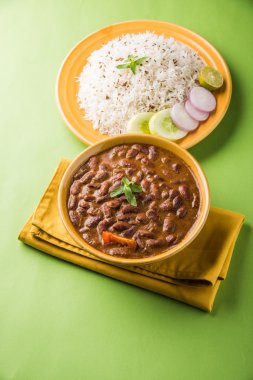 pişmiş kırmızı barbunya fasulyesi köri ve pişmiş basmati pirinç, rajma chawal veya rajma pirinç, geleneksel Kuzey Hint öğle, akşam yemeği veya kahvaltı menüsü
