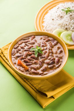 pişmiş kırmızı barbunya fasulyesi köri ve pişmiş basmati pirinç, rajma chawal veya rajma pirinç, geleneksel Kuzey Hint öğle, akşam yemeği veya kahvaltı menüsü