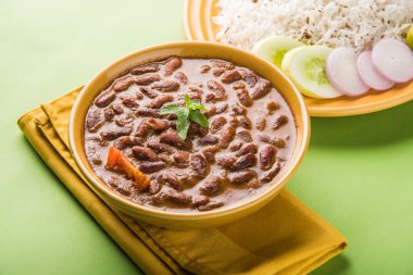 pişmiş kırmızı barbunya fasulyesi köri ve pişmiş basmati pirinç, rajma chawal veya rajma pirinç, geleneksel Kuzey Hint öğle, akşam yemeği veya kahvaltı menüsü