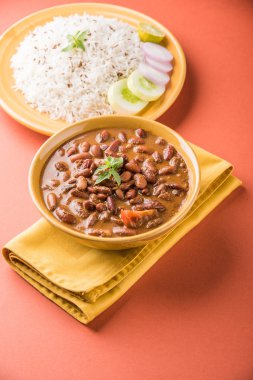 pişmiş kırmızı barbunya fasulyesi köri ve pişmiş basmati pirinç, rajma chawal veya rajma pirinç, geleneksel Kuzey Hint öğle, akşam yemeği veya kahvaltı menüsü