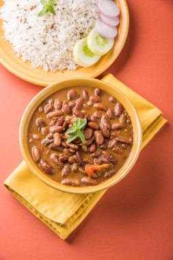 pişmiş kırmızı barbunya fasulyesi köri ve pişmiş basmati pirinç, rajma chawal veya rajma pirinç, geleneksel Kuzey Hint öğle, akşam yemeği veya kahvaltı menüsü
