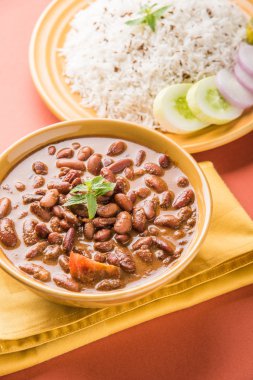 pişmiş kırmızı barbunya fasulyesi köri ve pişmiş basmati pirinç, rajma chawal veya rajma pirinç, geleneksel Kuzey Hint öğle, akşam yemeği veya kahvaltı menüsü