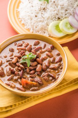 pişmiş kırmızı barbunya fasulyesi köri ve pişmiş basmati pirinç, rajma chawal veya rajma pirinç, geleneksel Kuzey Hint öğle, akşam yemeği veya kahvaltı menüsü