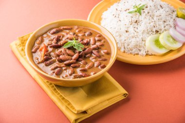 pişmiş kırmızı barbunya fasulyesi köri ve pişmiş basmati pirinç, rajma chawal veya rajma pirinç, geleneksel Kuzey Hint öğle, akşam yemeği veya kahvaltı menüsü