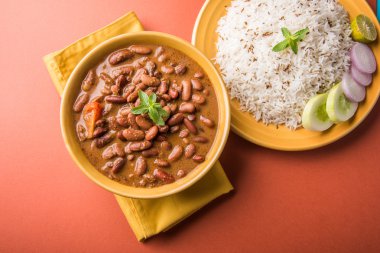 pişmiş kırmızı barbunya fasulyesi köri ve pişmiş basmati pirinç, rajma chawal veya rajma pirinç, geleneksel Kuzey Hint öğle, akşam yemeği veya kahvaltı menüsü