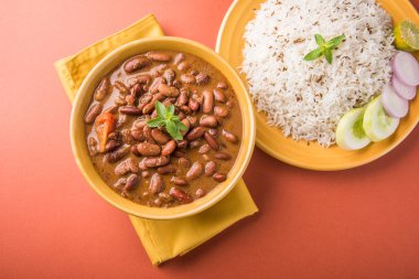 pişmiş kırmızı barbunya fasulyesi köri ve pişmiş basmati pirinç, rajma chawal veya rajma pirinç, geleneksel Kuzey Hint öğle, akşam yemeği veya kahvaltı menüsü