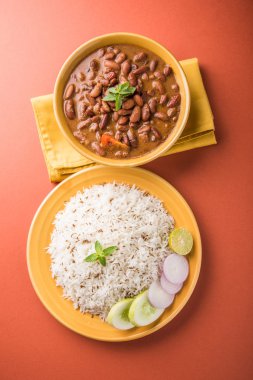 pişmiş kırmızı barbunya fasulyesi köri ve pişmiş basmati pirinç, rajma chawal veya rajma pirinç, geleneksel Kuzey Hint öğle, akşam yemeği veya kahvaltı menüsü
