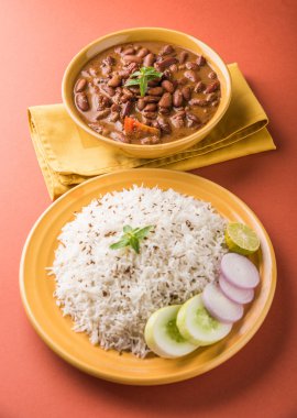 pişmiş kırmızı barbunya fasulyesi köri ve pişmiş basmati pirinç, rajma chawal veya rajma pirinç, geleneksel Kuzey Hint öğle, akşam yemeği veya kahvaltı menüsü