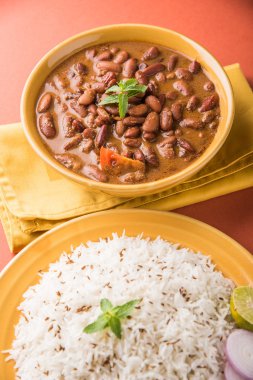 pişmiş kırmızı barbunya fasulyesi köri ve pişmiş basmati pirinç, rajma chawal veya rajma pirinç, geleneksel Kuzey Hint öğle, akşam yemeği veya kahvaltı menüsü