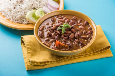 pişmiş kırmızı barbunya fasulyesi köri ve pişmiş basmati pirinç, rajma chawal veya rajma pirinç, geleneksel Kuzey Hint öğle, akşam yemeği veya kahvaltı menüsü