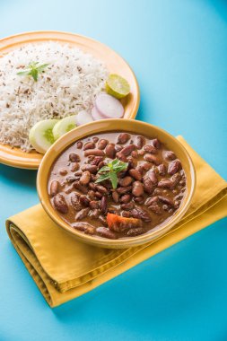 pişmiş kırmızı barbunya fasulyesi köri ve pişmiş basmati pirinç, rajma chawal veya rajma pirinç, geleneksel Kuzey Hint öğle, akşam yemeği veya kahvaltı menüsü