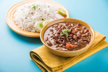 pişmiş kırmızı barbunya fasulyesi köri ve pişmiş basmati pirinç, rajma chawal veya rajma pirinç, geleneksel Kuzey Hint öğle, akşam yemeği veya kahvaltı menüsü
