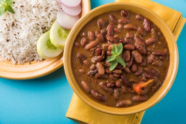 pişmiş kırmızı barbunya fasulyesi köri ve pişmiş basmati pirinç, rajma chawal veya rajma pirinç, geleneksel Kuzey Hint öğle, akşam yemeği veya kahvaltı menüsü