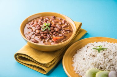 pişmiş kırmızı barbunya fasulyesi köri ve pişmiş basmati pirinç, rajma chawal veya rajma pirinç, geleneksel Kuzey Hint öğle, akşam yemeği veya kahvaltı menüsü