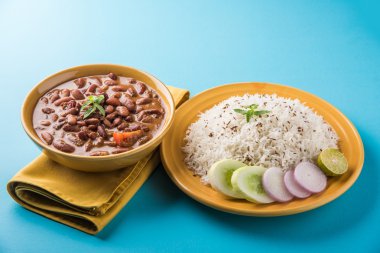 pişmiş kırmızı barbunya fasulyesi köri ve pişmiş basmati pirinç, rajma chawal veya rajma pirinç, geleneksel Kuzey Hint öğle, akşam yemeği veya kahvaltı menüsü