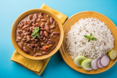 pişmiş kırmızı barbunya fasulyesi köri ve pişmiş basmati pirinç, rajma chawal veya rajma pirinç, geleneksel Kuzey Hint öğle, akşam yemeği veya kahvaltı menüsü