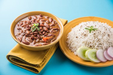 pişmiş kırmızı barbunya fasulyesi köri ve pişmiş basmati pirinç, rajma chawal veya rajma pirinç, geleneksel Kuzey Hint öğle, akşam yemeği veya kahvaltı menüsü