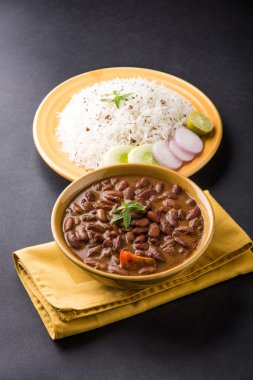pişmiş kırmızı barbunya fasulyesi köri ve pişmiş basmati pirinç, rajma chawal veya rajma pirinç, geleneksel Kuzey Hint öğle, akşam yemeği veya kahvaltı menüsü