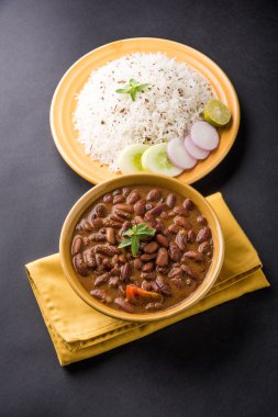 pişmiş kırmızı barbunya fasulyesi köri ve pişmiş basmati pirinç, rajma chawal veya rajma pirinç, geleneksel Kuzey Hint öğle, akşam yemeği veya kahvaltı menüsü