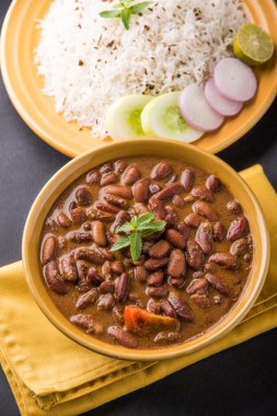 pişmiş kırmızı barbunya fasulyesi köri ve pişmiş basmati pirinç, rajma chawal veya rajma pirinç, geleneksel Kuzey Hint öğle, akşam yemeği veya kahvaltı menüsü