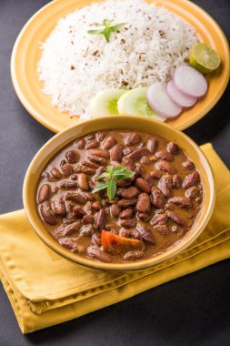 pişmiş kırmızı barbunya fasulyesi köri ve pişmiş basmati pirinç, rajma chawal veya rajma pirinç, geleneksel Kuzey Hint öğle, akşam yemeği veya kahvaltı menüsü