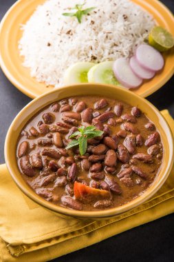 pişmiş kırmızı barbunya fasulyesi köri ve pişmiş basmati pirinç, rajma chawal veya rajma pirinç, geleneksel Kuzey Hint öğle, akşam yemeği veya kahvaltı menüsü