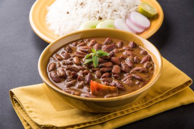 pişmiş kırmızı barbunya fasulyesi köri ve pişmiş basmati pirinç, rajma chawal veya rajma pirinç, geleneksel Kuzey Hint öğle, akşam yemeği veya kahvaltı menüsü
