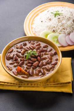 pişmiş kırmızı barbunya fasulyesi köri ve pişmiş basmati pirinç, rajma chawal veya rajma pirinç, geleneksel Kuzey Hint öğle, akşam yemeği veya kahvaltı menüsü