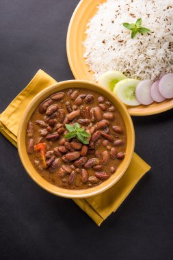 pişmiş kırmızı barbunya fasulyesi köri ve pişmiş basmati pirinç, rajma chawal veya rajma pirinç, geleneksel Kuzey Hint öğle, akşam yemeği veya kahvaltı menüsü
