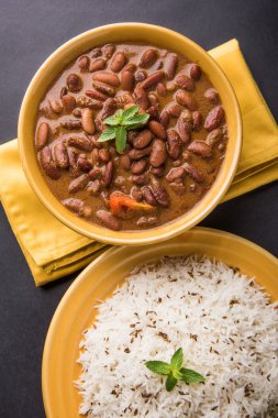 pişmiş kırmızı barbunya fasulyesi köri ve pişmiş basmati pirinç, rajma chawal veya rajma pirinç, geleneksel Kuzey Hint öğle, akşam yemeği veya kahvaltı menüsü